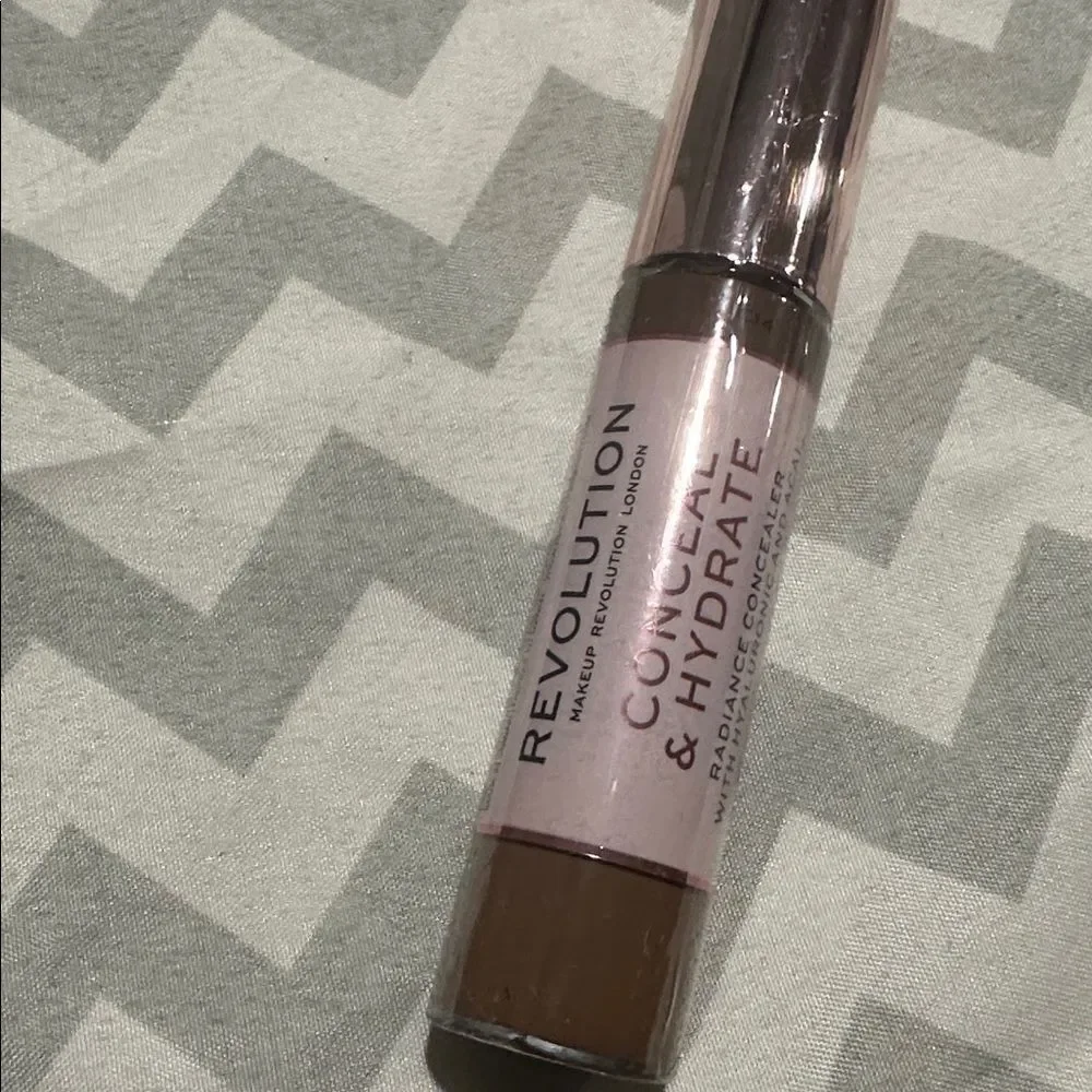 Revolution concealers hyaluronic açai medium/full coverage C 14